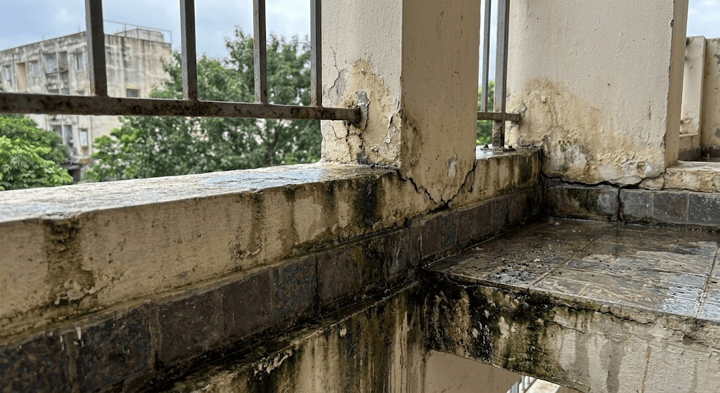 Dấu hiệu khe tiếp giáp ban công và tường bị thấm
