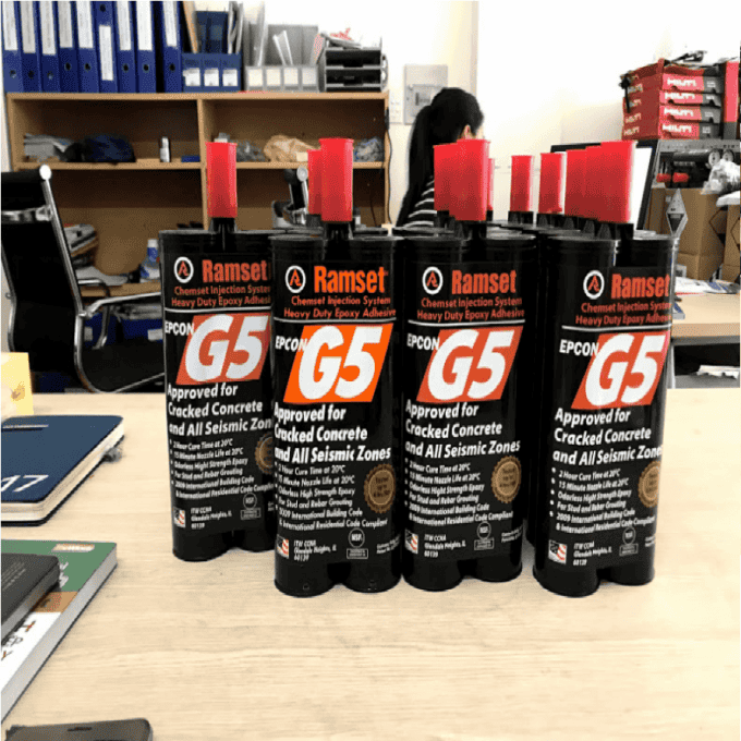 Không vệ sinh lỗ khoan sạch sẽ trước khi bơm keo