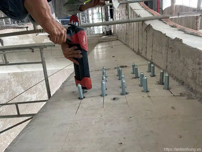 Những lỗi thường gặp khi thi công keo khoan cấy thép Hilti