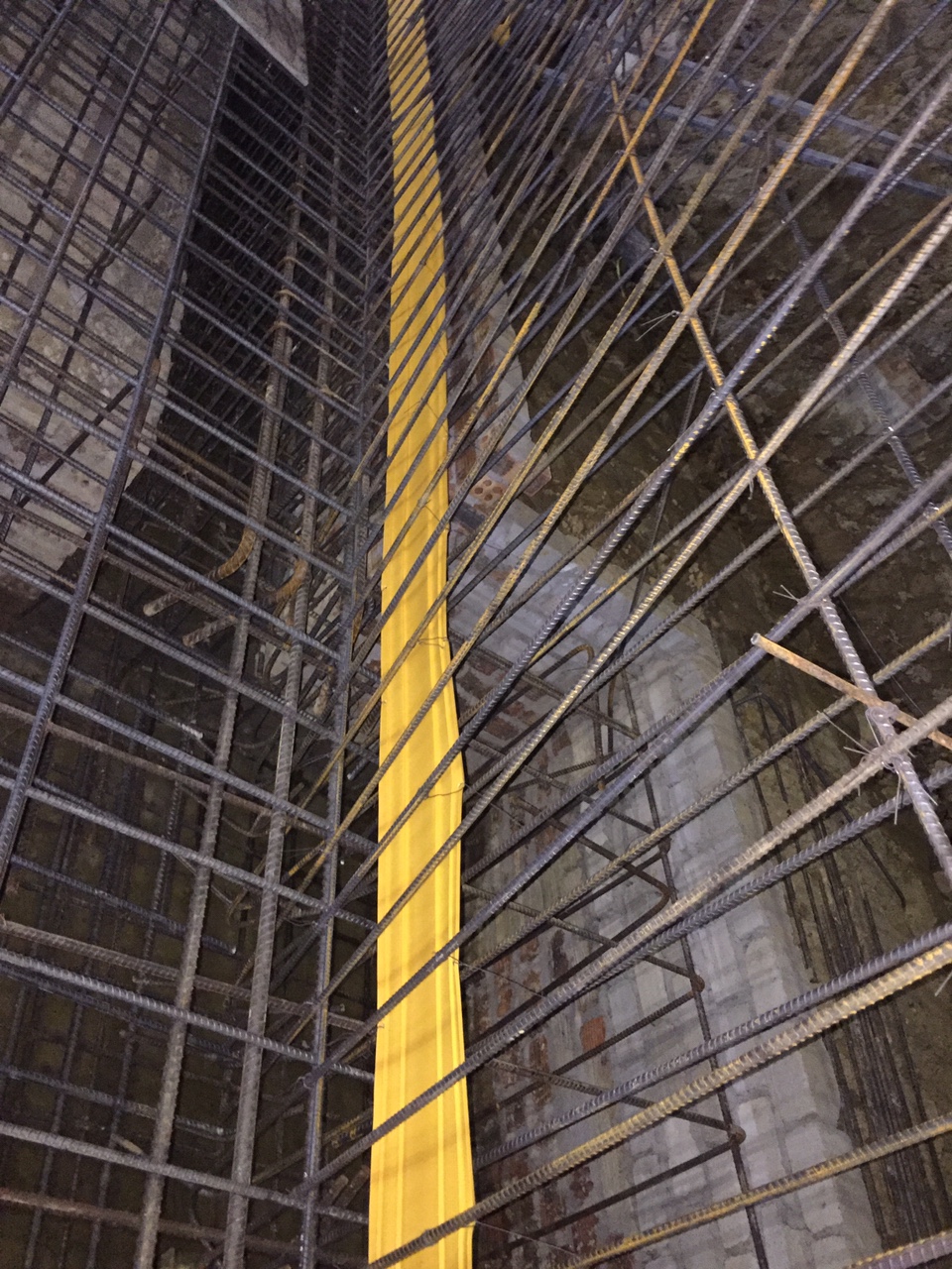 Sử dụng băng cản nước kém chất lượng hoặc không đúng loại