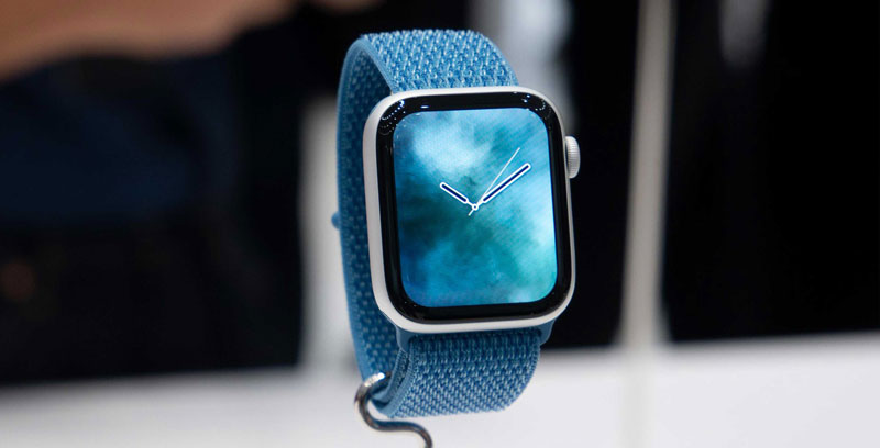 So sánh Apple Watch Series 4 và Fitbit Ionic