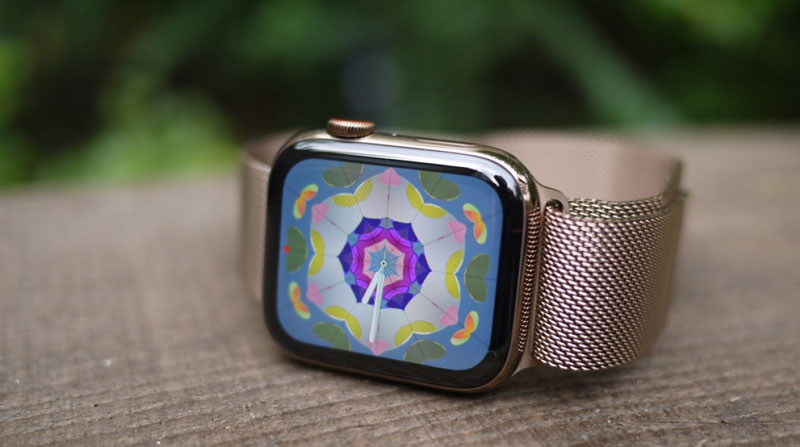 So sánh Apple Watch Series 4 và Fitbit Ionic