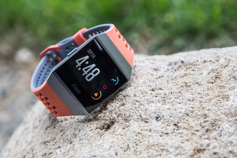 So sánh Apple Watch Series 4 và Fitbit Ionic