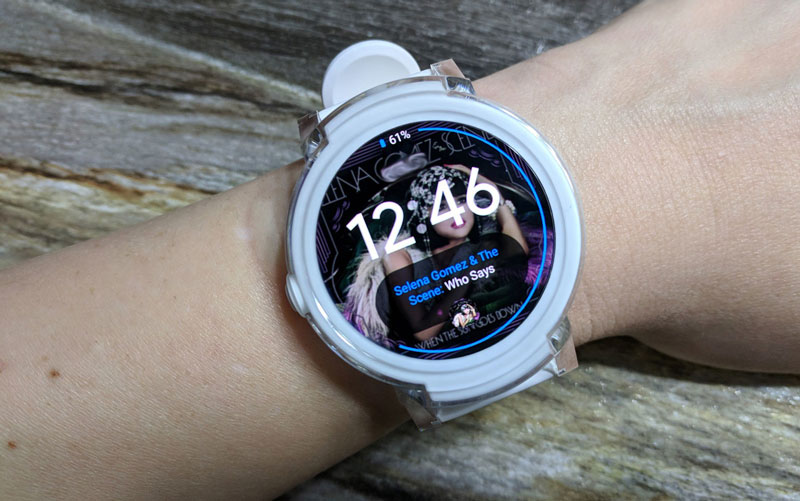 Ticwatch E với khả năng điều khiển nhạc trên đồng hồ