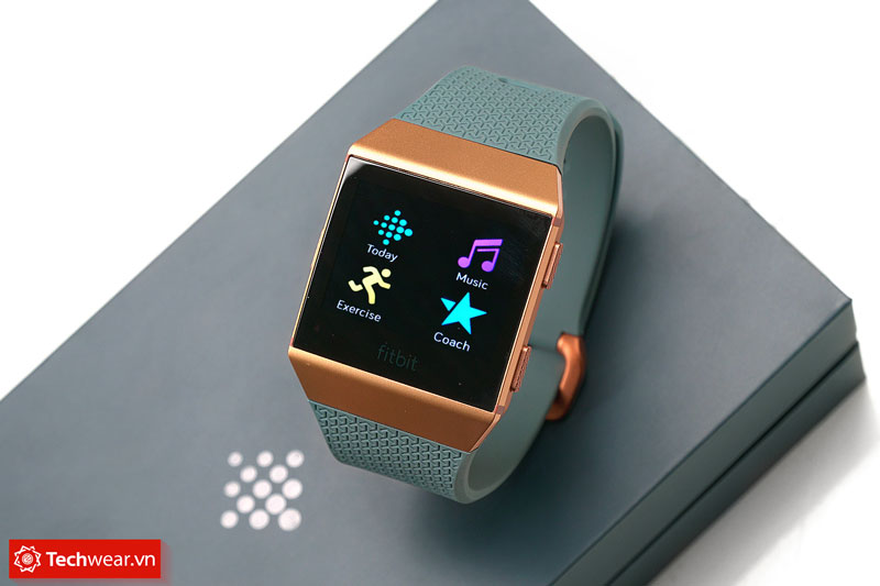 So sánh Apple Watch Series 4 và Fitbit Ionic