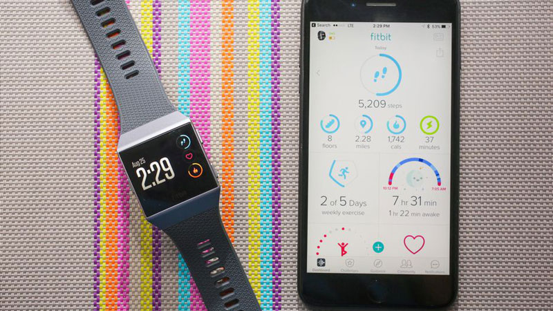 So sánh Apple Watch Series 4 và Fitbit Ionic