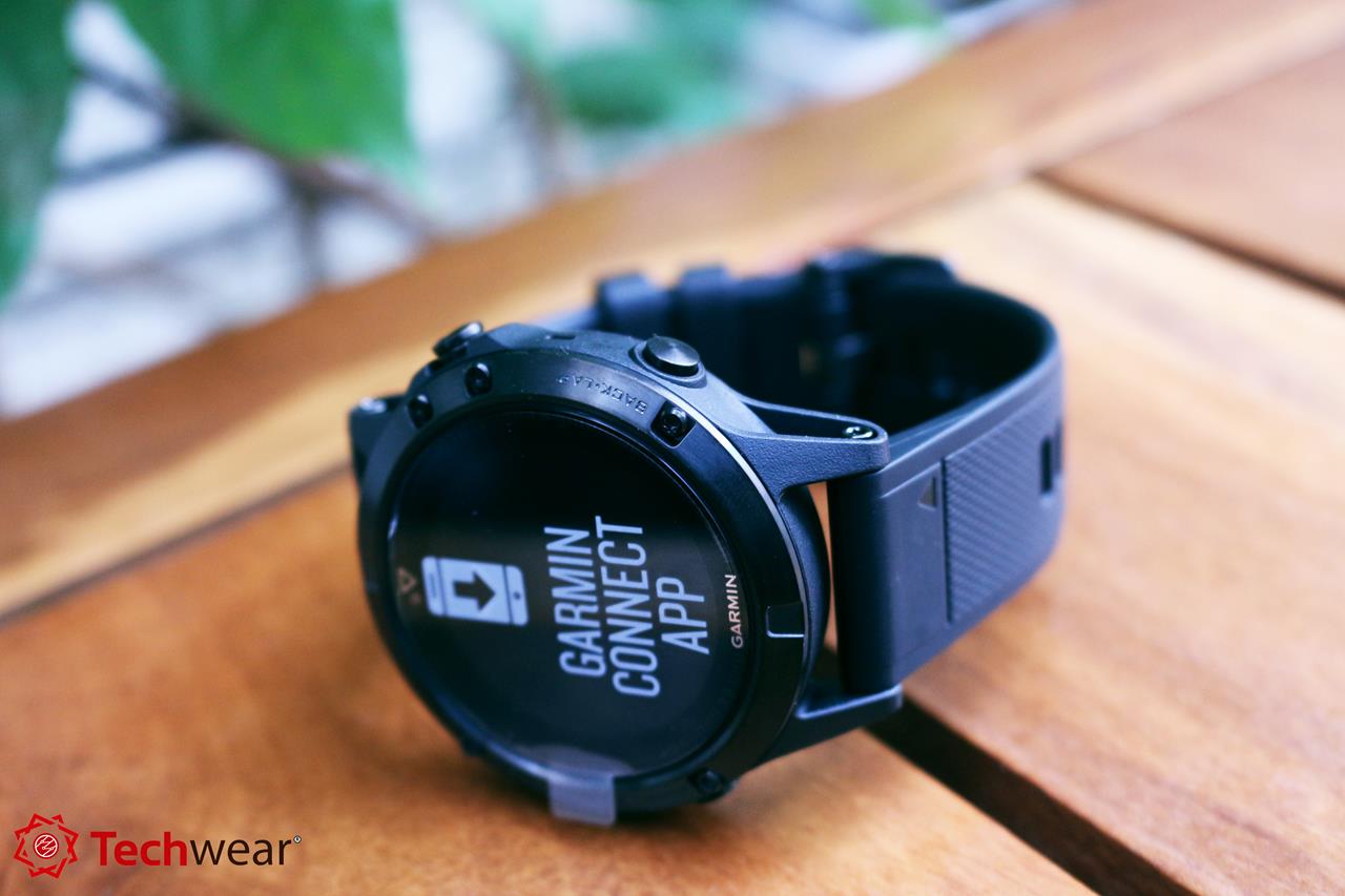 Mặt trước của đồng hồ Fenix 5.