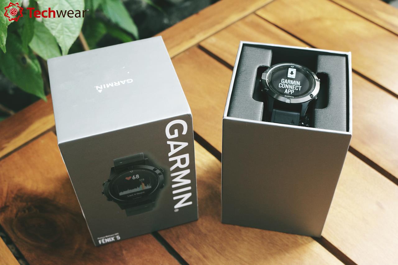 Mở hộp ra là thấy ngay đồng hồ Fenix 5.
