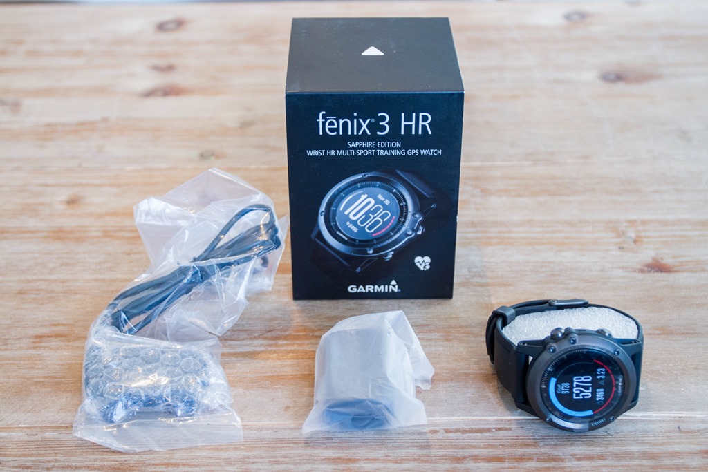 bên trong hộp đồng hồ garmin
