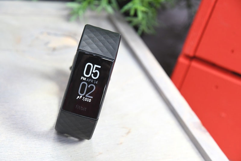 Đánh giá vòng tay theo dõi sức khỏe và thể thao Fitbit Charge 4