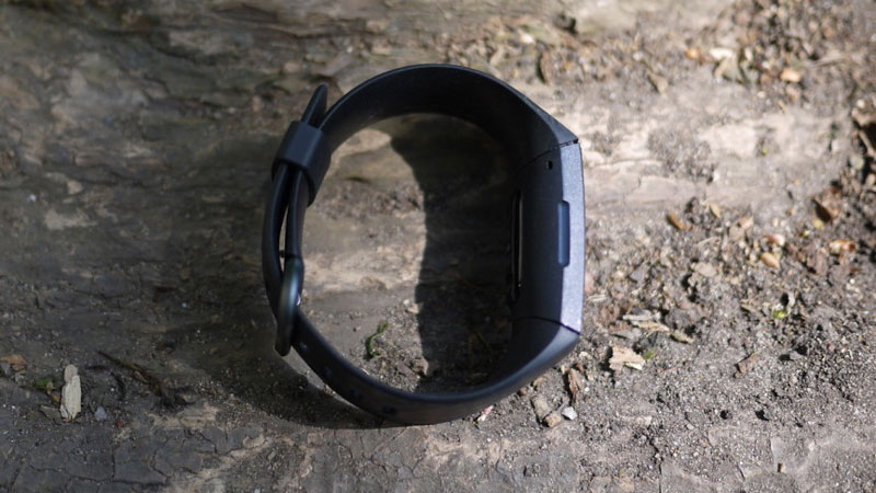 So sánh Fitbit Charge 4 vs Inspire HR