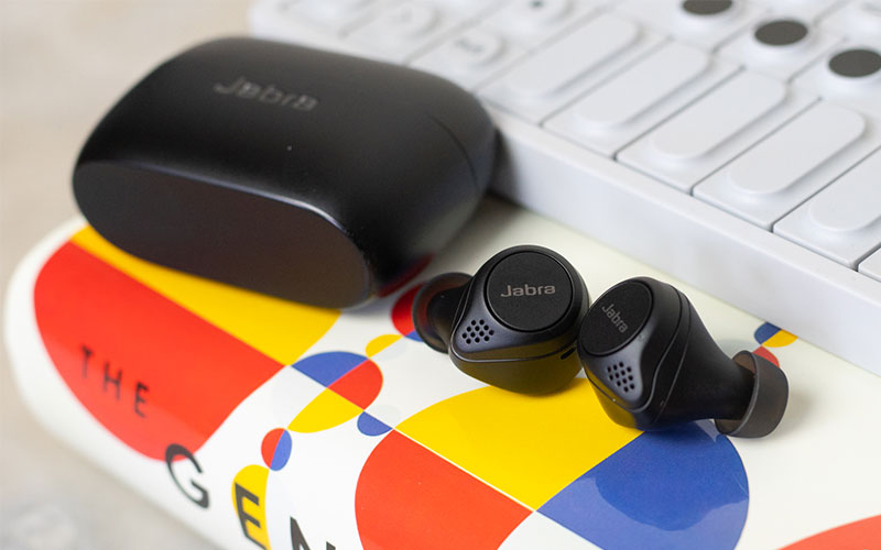 Jabra Elite Charging Case Lights : Jabra Elite 75t Earbuds True Wireless with Charging Case / The aukey charging case and earbuds (left) versus the jabra elite active 75t case and earbuds (right).