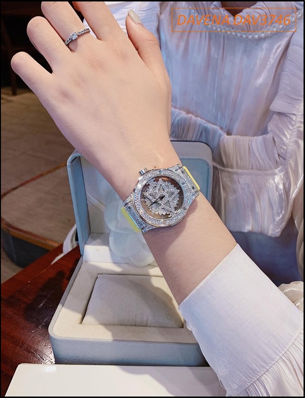 dong-ho-nu-davena-mat-xoay-ngoi-sao-5-canh-full-da-swarovski-silver-day-silicone-vang-timesstore-vn
