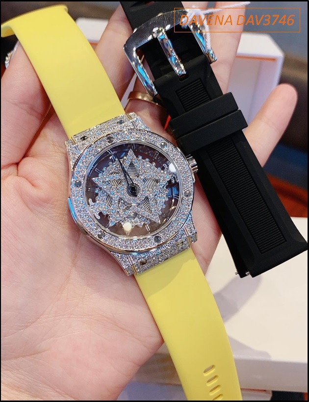 dong-ho-nu-davena-mat-xoay-ngoi-sao-5-canh-full-da-swarovski-silver-day-silicone-vang-timesstore-vn