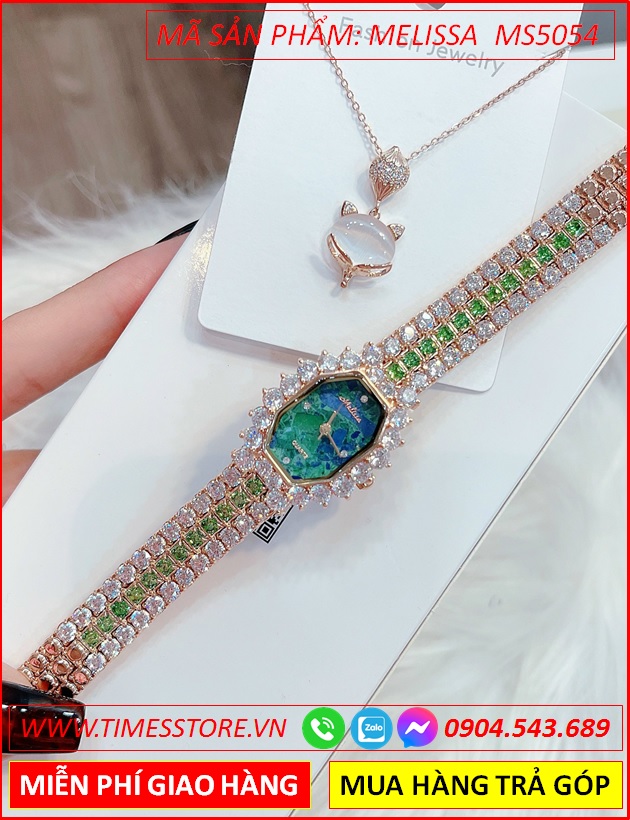 set-dong-ho-nu-melissa-mat-xanh-vong-tay-full-da-swarovski-rose-gold-vien-da-xanh-la-thoi-trang-dep-gia-re-timesstore-vn