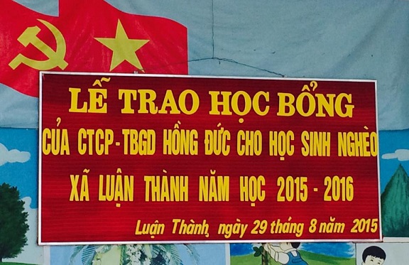 Hoạt động vì người nghèo:Trao học bổng cho HS huyện Thường Xuân