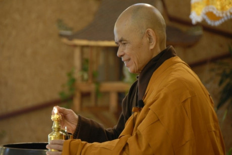 Thiền sư Thích Nhất Hạnh với 30 câu nói để đi đến HẠNH PHÚC : )