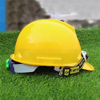 Mũ bảo hộ Nhật Quang có núm vặn là dòng mũ bảo hộ phổ biến tại Việt Nam, được thiết kế để bảo vệ đầu cho người lao động, kỹ sư và công nhân trong quá trình làm việc. Sản phẩm có núm vặn phía sau giúp điều chỉnh kích thước lót mũ, kết hợp nhiều lựa chọn cấu tạo lót và màu sắc để phù hợp với từng môi trường làm việc.