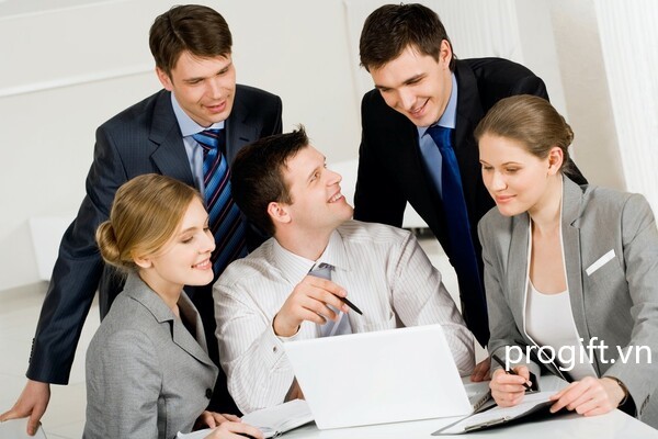 Đối với đồng nghiệp, bạn có thể sử dụng câu từ gần gũi hơn khi viết thư