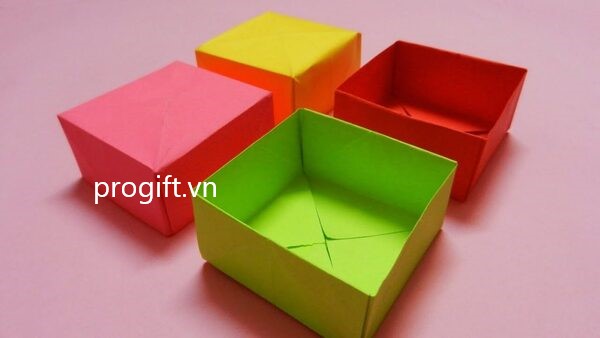 Hộp giấy bằng bìa carton tiện lợi dùng để đựng đồ dùng cá nhân