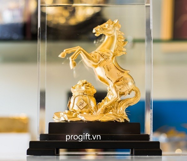 Tượng ngựa tài lộc dát vàng giúp gia chủ thu hút tài lộc với quà tặng ngày khai trương