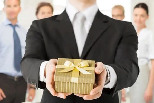 Lưu ý khi chọn quà tặng cho đối tác doanh nghiệp