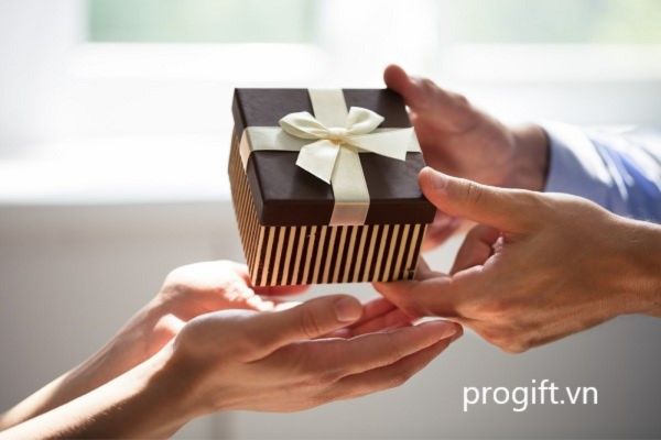 Mua quà tặng sếp lên chức thể hiện kính trọng, chúc mừng sếp đạt thành công mới