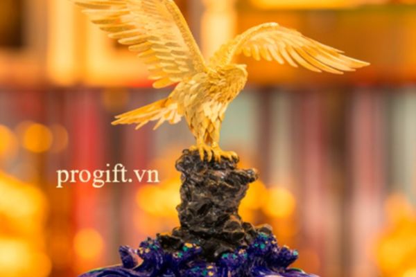 Tượng đại bàng tung cánh mạ vàng