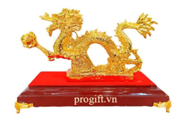 Tượng rồng phong thủy vờn ngọc dát vàng