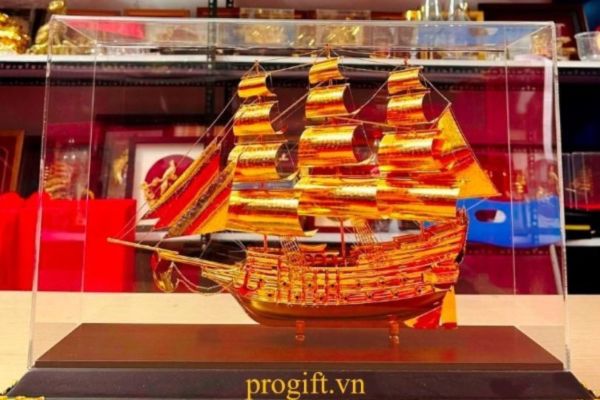 Mô hình thuyền buồm mạ vàng