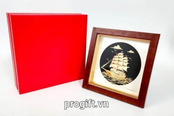 Tranh thuyền buồm xuôi gió mạ vàng