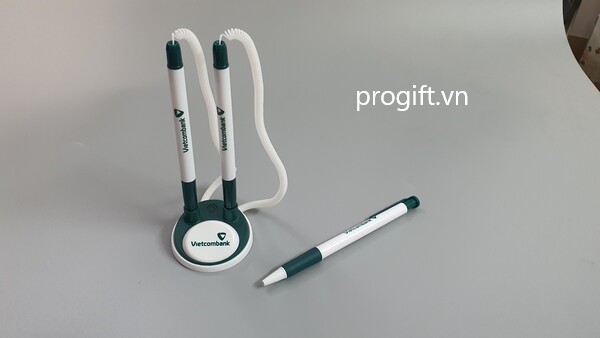 Cây bút có vai trò như một “người bạn đồng hành” 