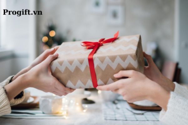Tặng quà chia tay đồng nghiệp