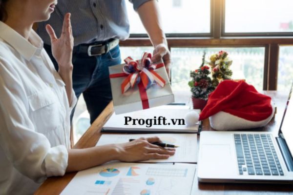Những lưu ý khi mua quà tặng chia tay đồng nghiệp