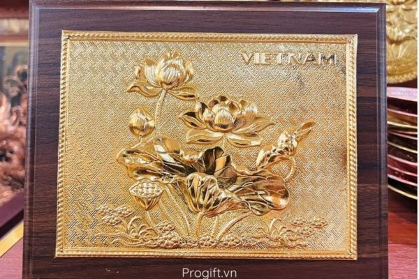 Tranh hoa sen bằng đồng mạ vàng trong khung gỗ