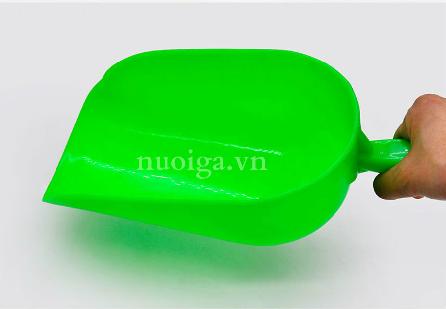 muôi xúc cám cho gia súc gia cầm