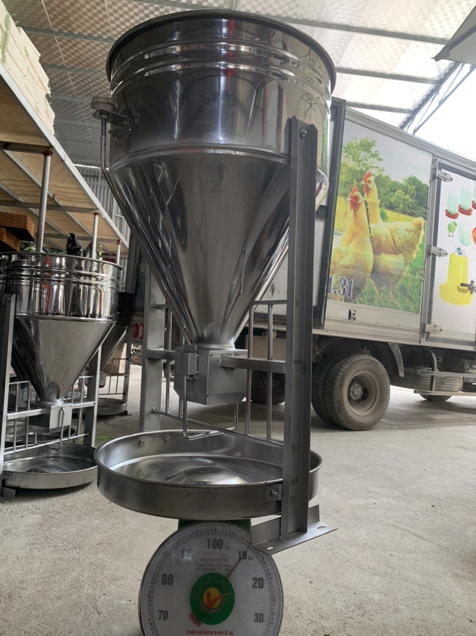 Máng lợn inox 2 bao 50 kg Giải pháp tiết kiệm thời gian và công sức cho chăn nuôi lợn