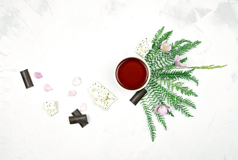Cảm nhận được hương vị hoàn toàn khác biệt khi thưởng thức tách trà yêu thích và loại socola phù hợp (Ảnh: sưu tầm)