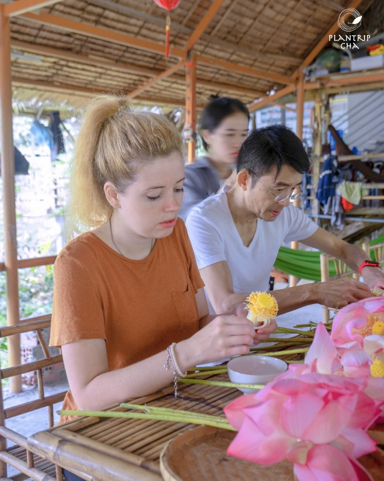 Plantrip hướng dẫn ướp trà sen và trà hoa lài, cùng thưởng trà vào buổi sớm đón bình minh.