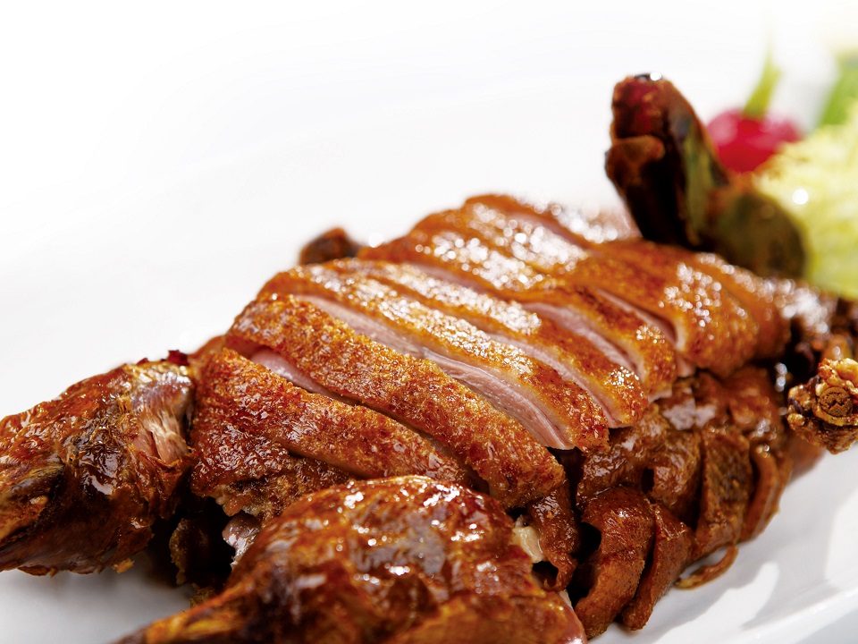 Món vịt xông khói Tứ Xuyên có lớp da vàng giòn hấp dẫn cùng phần thịt mềm, ngọt, đậm đà (Ảnh: sưu tầm)