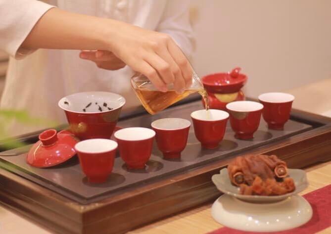 Rót trà từ chén tống sang chén con và thưởng thức (Ảnh: sưu tầm)