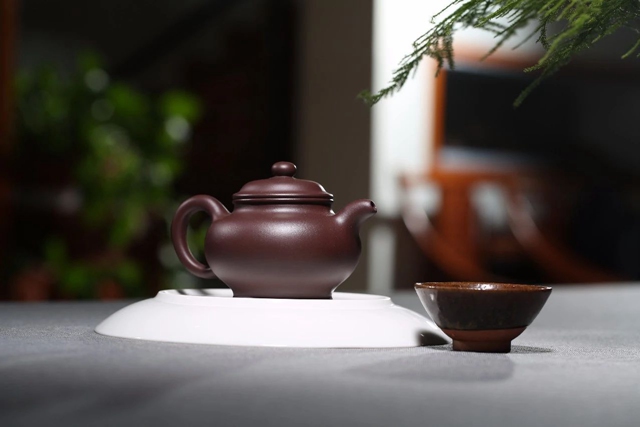 Ấm tử sa được yêu thích đặc biệt nhờ khả năng giữ nhiệt, giúp trà dậy hương, trở nên thơm ngon, đặc trưng hơn (Ảnh: sưu tầm)