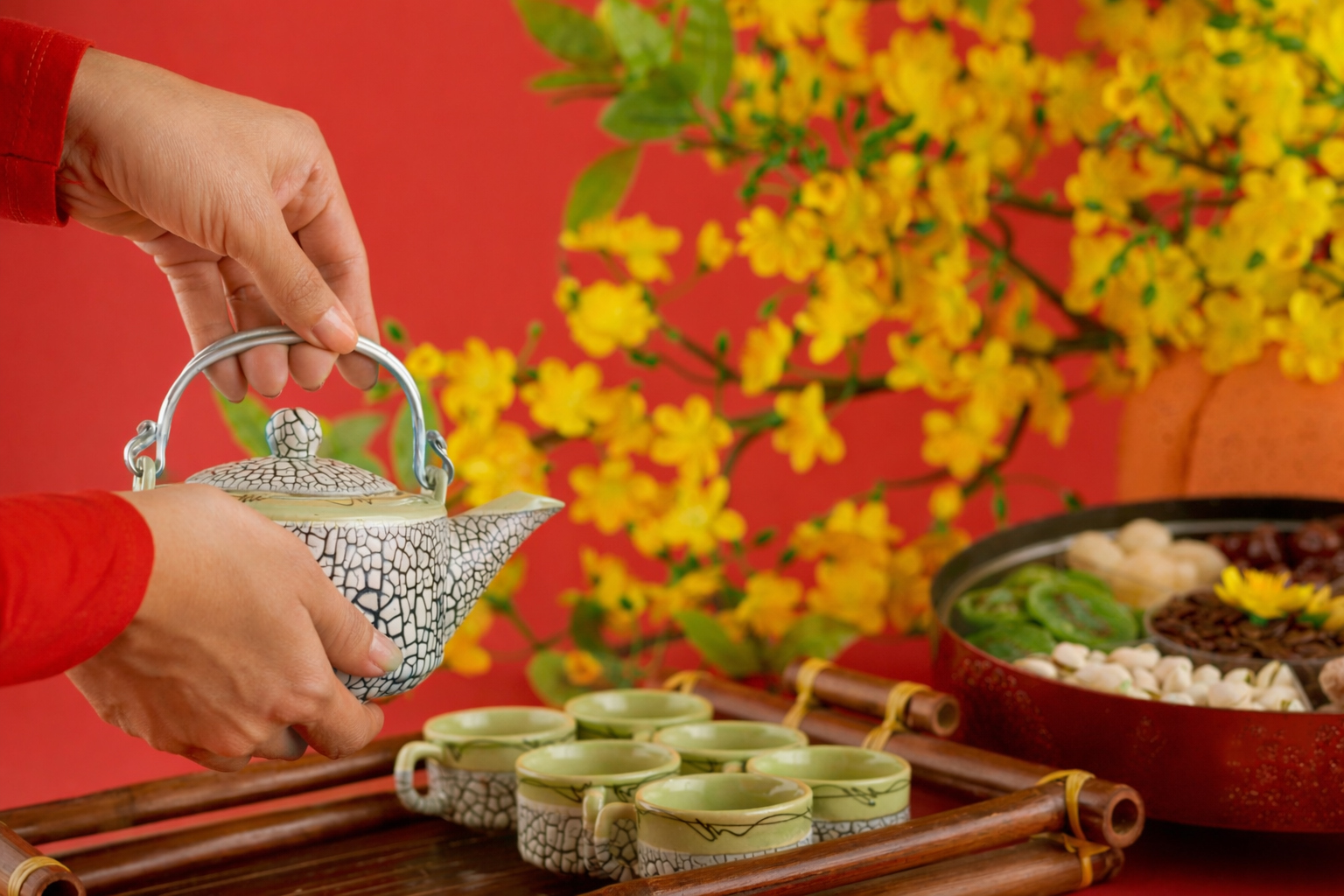 Trà còn để mở đầu câu chuyện ngày xuân.