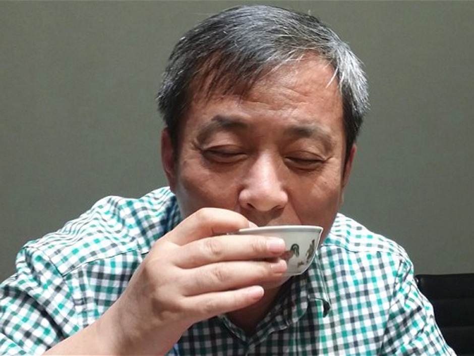 Hình ảnh thưởng trà - thử làm đế vương của ngài tỷ phú gây nhiều tranh cãi tại xứ Trung (Ảnh: sưu tầm)