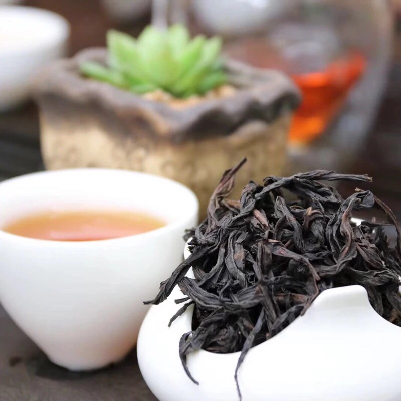Quy trình sản xuất trà Đại Hồng Bào được thực hiện rất nghiêm ngặt, tỉ mỉ với công nghệ chế biến trà truyền thống từ xưa - Ảnh: Sưu tầm
