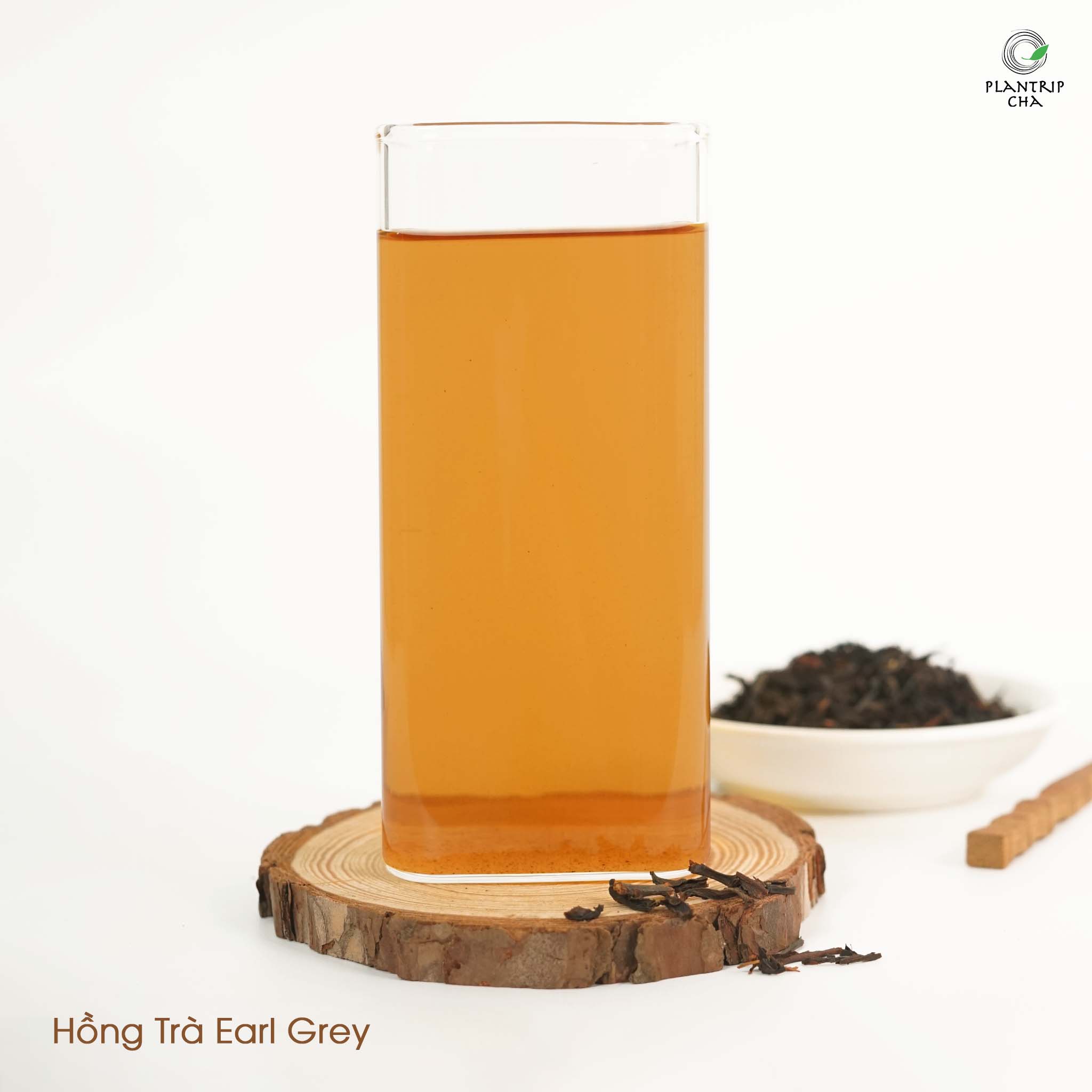 Hồng Trà Earl Grey có màu nước nâu sáng ánh cam, kèm mùi hương chanh bergamot đặc trưng, hương vị đậm đà không gắt.