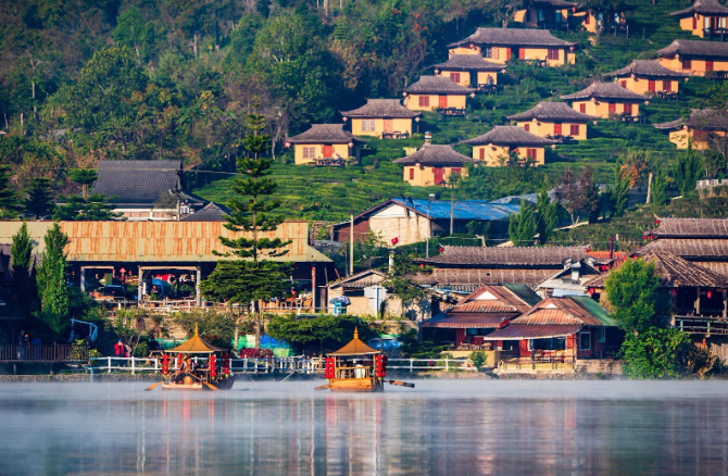 Buổi sáng sương giăng trên mặt hồ tại làng Ban Rak Thai (Ảnh: sưu tầm)