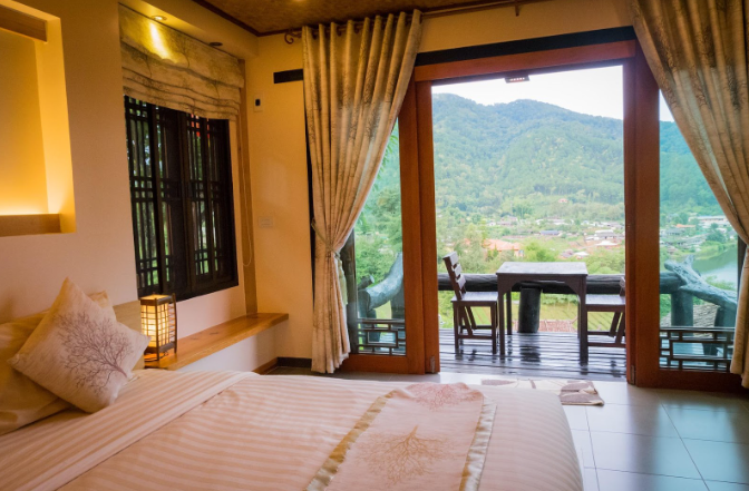 Phòng ngủ tiện nghi, nội thất trang nhã và không gian khoáng đạt của resort Lee Wine Ruk Thai