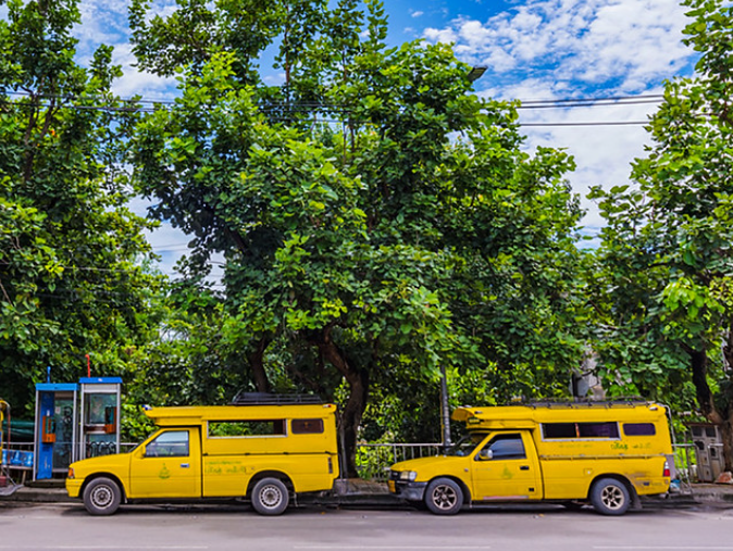 Từ thị trấn Mae Hong Son, du khách có thể bắt xe songthaew (xe bus màu vàng) để đi làng Ban Rak Thai (Ảnh: sưu tầm)