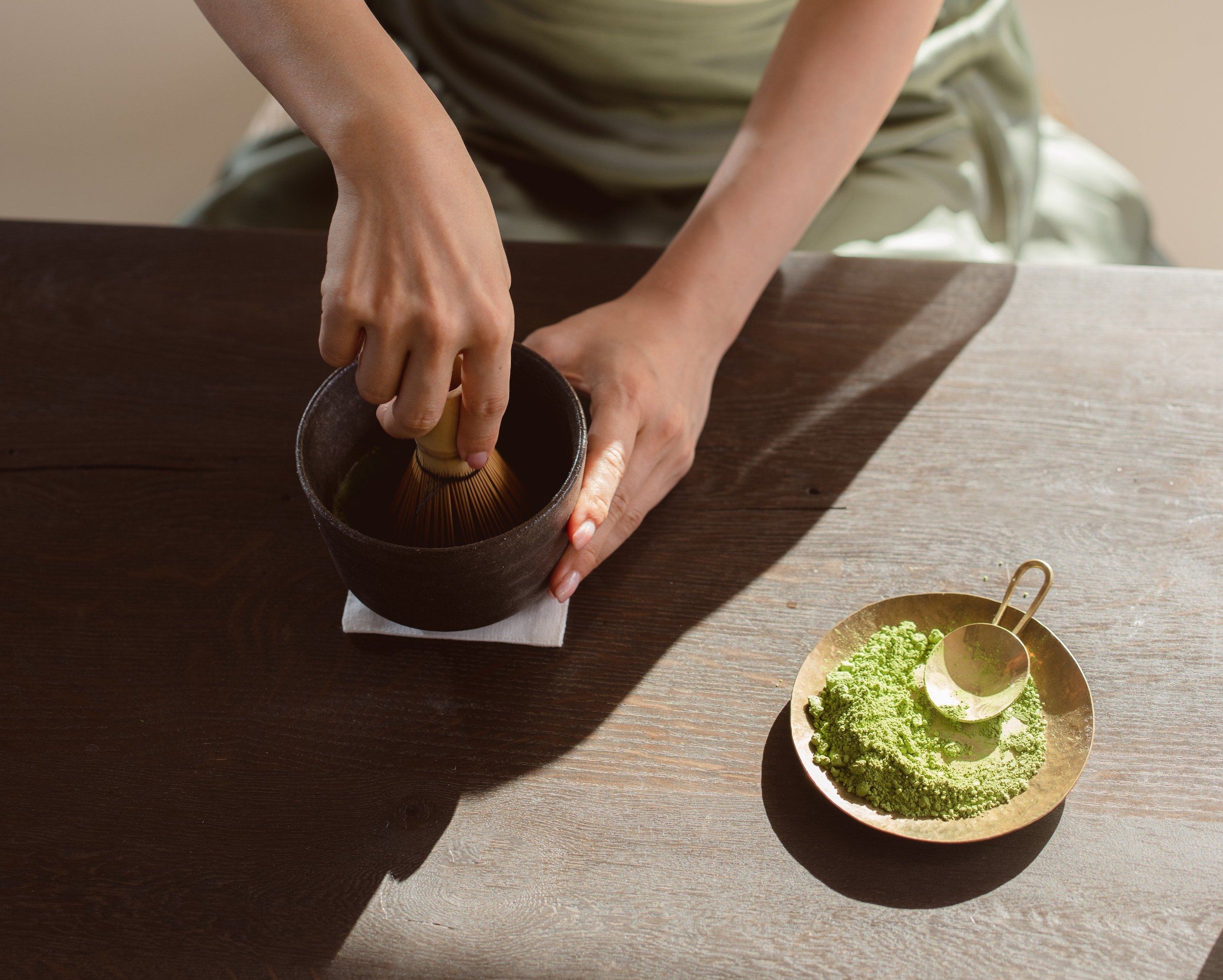 Thưởng thức hương vị thanh mát, tươi ngon của trà xanh matcha (Ảnh: sưu tầm) 